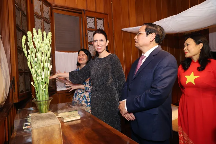 Hai Thủ tướng Việt Nam và New Zealand thăm Nhà sàn Bác Hồ - Ảnh 2. Hai Thủ tướng Việt Nam và New Zealand thăm Nhà sàn Bác Hồ - Ảnh 2.