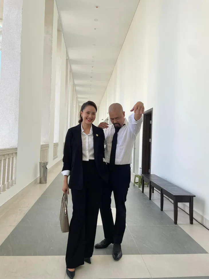 Hậu trường Hành trình công lý: Hồng Diễm cười tươi rói bên Quốc Huy - Ảnh 9. Hậu trường Hành trình công lý: Hồng Diễm cười tươi rói bên Quốc Huy - Ảnh 9.