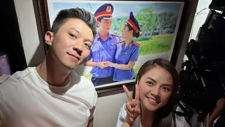 Hậu trường Hành trình công lý: Hồng Diễm cười tươi rói bên Quốc Huy - Ảnh 2. Hậu trường Hành trình công lý: Hồng Diễm cười tươi rói bên Quốc Huy - Ảnh 2.