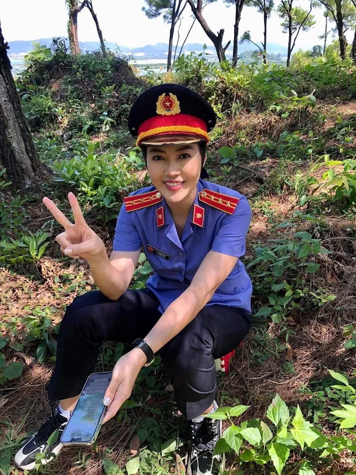 Hậu trường Hành trình công lý: Hồng Diễm cười tươi rói bên Quốc Huy - Ảnh 4. Hậu trường Hành trình công lý: Hồng Diễm cười tươi rói bên Quốc Huy - Ảnh 4.