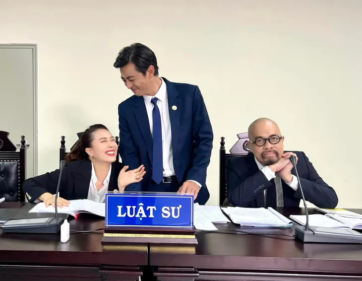 Hậu trường Hành trình công lý: Hồng Diễm cười tươi rói bên Quốc Huy - Ảnh 13. Hậu trường Hành trình công lý: Hồng Diễm cười tươi rói bên Quốc Huy - Ảnh 13.
