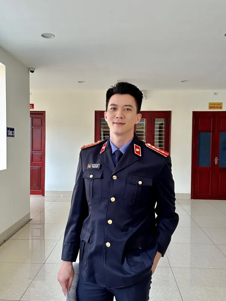 Hậu trường Hành trình công lý: Hồng Diễm cười tươi rói bên Quốc Huy - Ảnh 3. Hậu trường Hành trình công lý: Hồng Diễm cười tươi rói bên Quốc Huy - Ảnh 3.