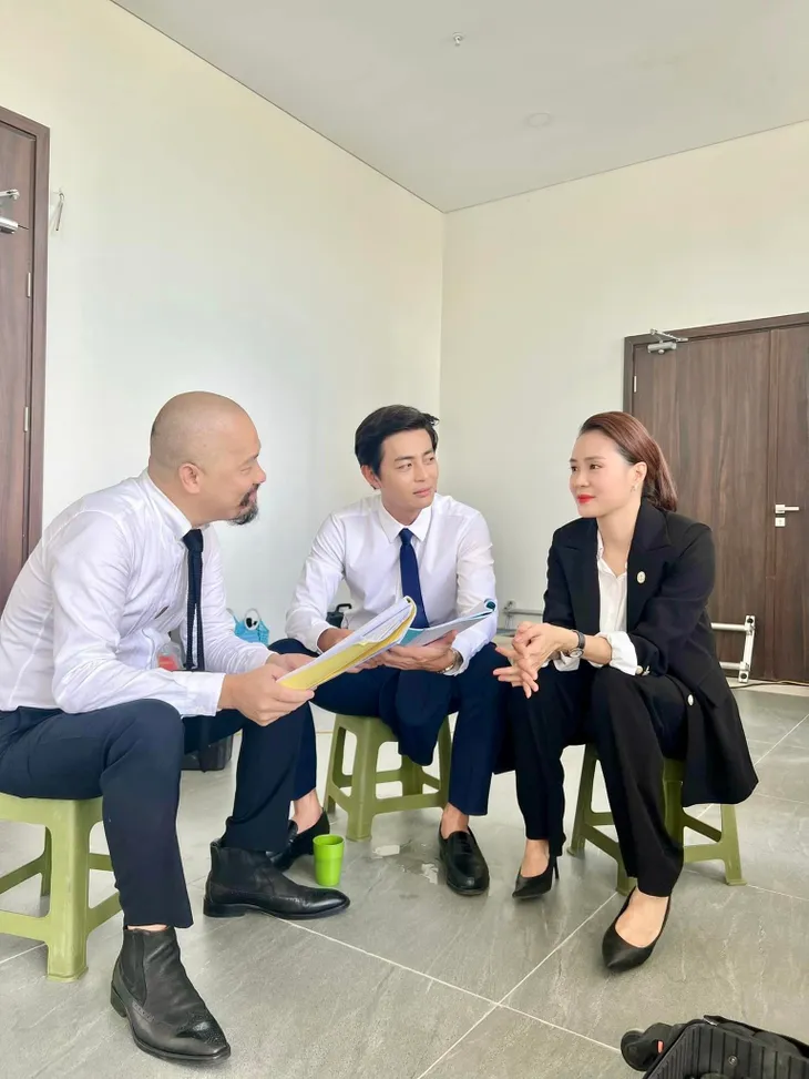 Hậu trường Hành trình công lý: Hồng Diễm cười tươi rói bên Quốc Huy - Ảnh 16. Hậu trường Hành trình công lý: Hồng Diễm cười tươi rói bên Quốc Huy - Ảnh 16.