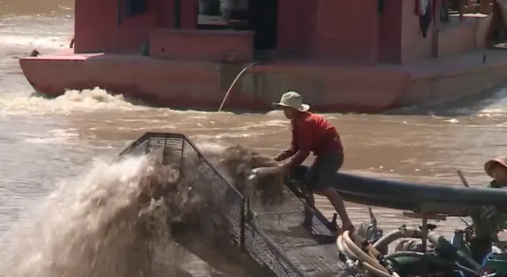 “Nóng” nạn khai thác cát trên sông ở Tây Nguyên - Ảnh 2. “Nóng” nạn khai thác cát trên sông ở Tây Nguyên - Ảnh 2.