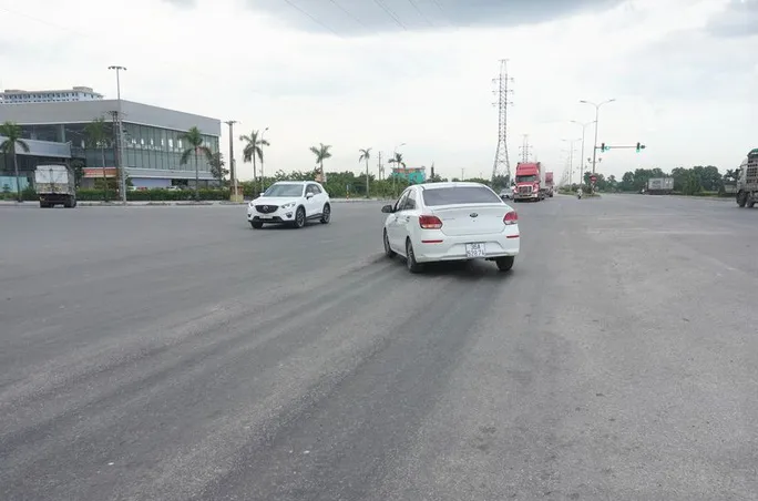Đường tránh hơn 800 tỷ đồng xuống cấp nghiêm trọng, gần 2 năm chưa được khắc phục - Ảnh 1. Đường tránh hơn 800 tỷ đồng xuống cấp nghiêm trọng, gần 2 năm chưa được khắc phục - Ảnh 1.