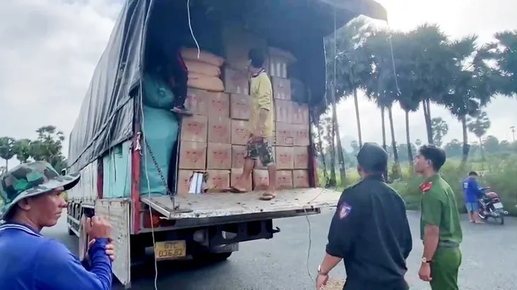 Bắt giữ nhiều đối tượng vận chuyển hàng hóa trái phép - Ảnh 1. Bắt giữ nhiều đối tượng vận chuyển hàng hóa trái phép - Ảnh 1.