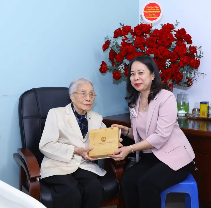 Phó Chủ tịch nước Võ Thị Ánh Xuân thăm, tặng quà các nhà giáo lão thành - Ảnh 1. Phó Chủ tịch nước Võ Thị Ánh Xuân thăm, tặng quà các nhà giáo lão thành - Ảnh 1.