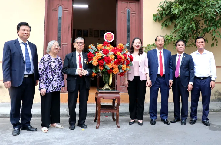 Phó Chủ tịch nước Võ Thị Ánh Xuân thăm, tặng quà các nhà giáo lão thành - Ảnh 2. Phó Chủ tịch nước Võ Thị Ánh Xuân thăm, tặng quà các nhà giáo lão thành - Ảnh 2.