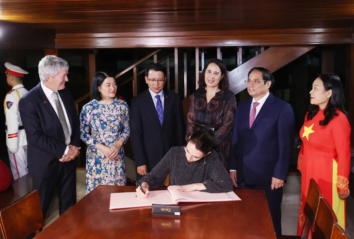 Hai Thủ tướng Việt Nam và New Zealand thăm Nhà sàn Bác Hồ - Ảnh 7. Hai Thủ tướng Việt Nam và New Zealand thăm Nhà sàn Bác Hồ - Ảnh 7.