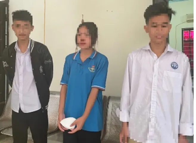 Nhóm nam nữ mang hung khí nghênh ngang “diễu phố” - Ảnh 1. Nhóm nam nữ mang hung khí nghênh ngang “diễu phố” - Ảnh 1.