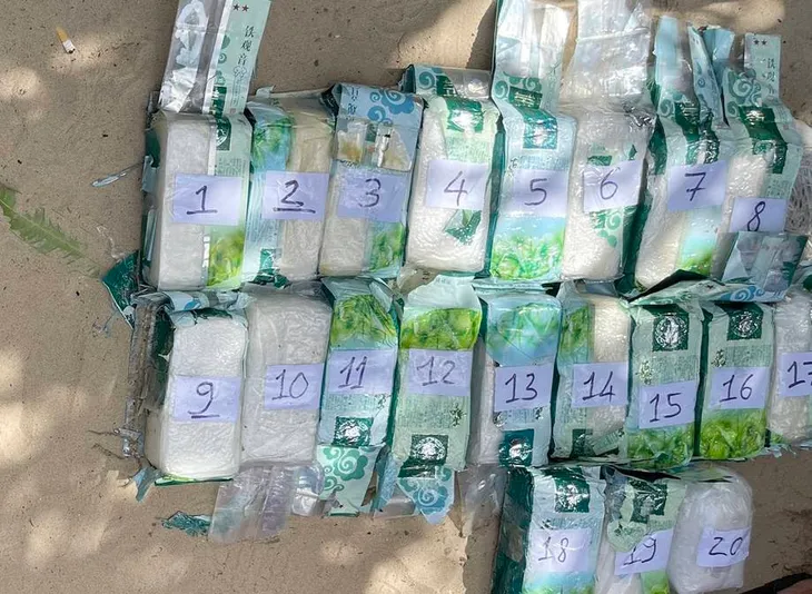 Quảng Nam: Phát hiện 20kg tinh thể rắn nghi là ma tuý trôi dạt trên biển - Ảnh 1. Quảng Nam: Phát hiện 20kg tinh thể rắn nghi là ma tuý trôi dạt trên biển - Ảnh 1.