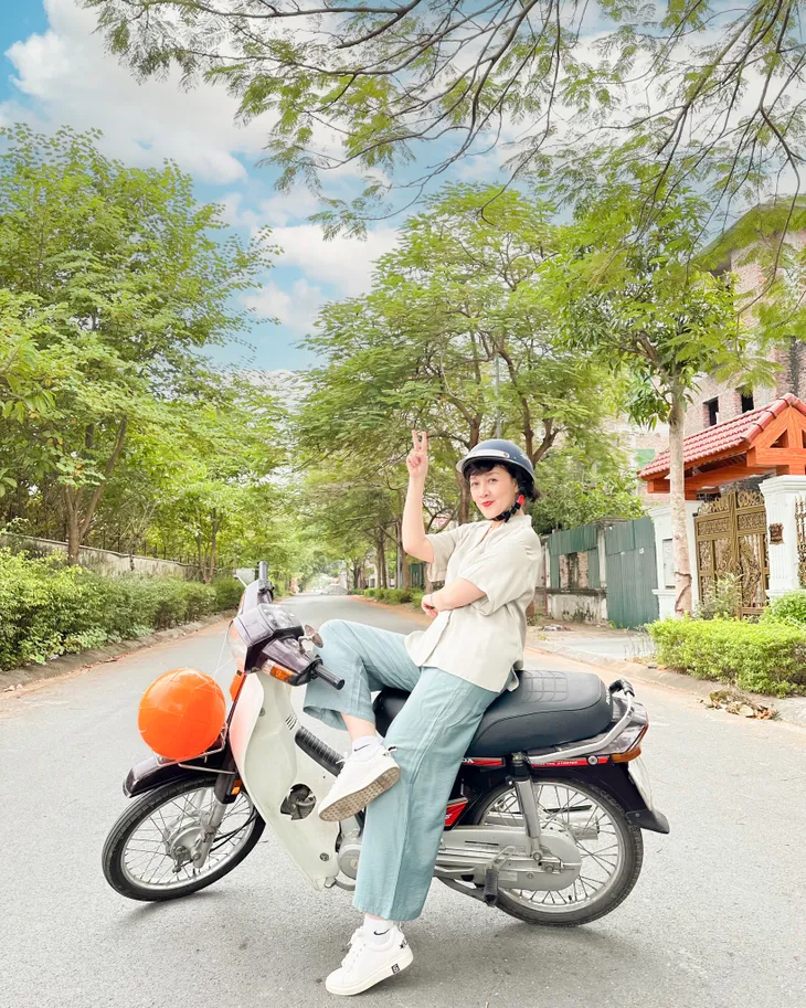 Sao Việt ngày 17/11: Vân Dung làm shipper, Lưu Hương Giang ngày càng sexy - Ảnh 1. Sao Việt ngày 17/11: Vân Dung làm shipper, Lưu Hương Giang ngày càng sexy - Ảnh 1.