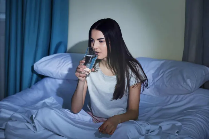 Lợi và hại của việc uống nước trước khi đi ngủ - Ảnh 1. Lợi và hại của việc uống nước trước khi đi ngủ - Ảnh 1.