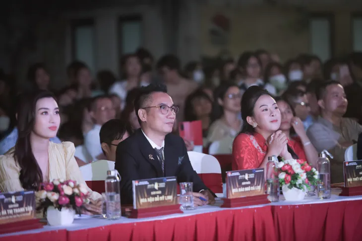 NTK Vũ Thảo Giang cùng hoa hậu Đỗ Mỹ Linh làm giám khảo chung kết Sinh viên thanh lịch 2022 - Ảnh 4. NTK Vũ Thảo Giang cùng hoa hậu Đỗ Mỹ Linh làm giám khảo chung kết Sinh viên thanh lịch 2022 - Ảnh 4.