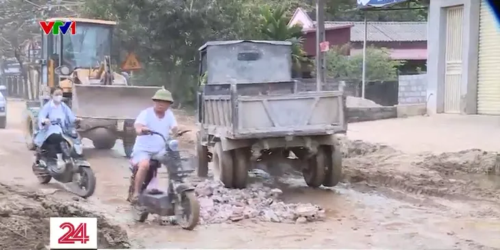Hà Nội: Đường tỉnh lộ xuống cấp nghiêm trọng, chằng chịt ổ gà, ổ voi - Ảnh 4. Hà Nội: Đường tỉnh lộ xuống cấp nghiêm trọng, chằng chịt ổ gà, ổ voi - Ảnh 4.