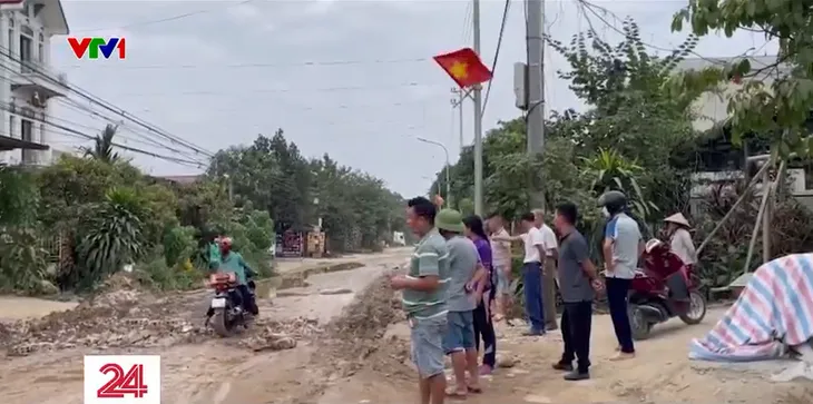 Hà Nội: Đường tỉnh lộ xuống cấp nghiêm trọng, chằng chịt ổ gà, ổ voi - Ảnh 5. Hà Nội: Đường tỉnh lộ xuống cấp nghiêm trọng, chằng chịt ổ gà, ổ voi - Ảnh 5.