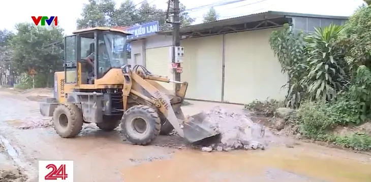 Hà Nội: Đường tỉnh lộ xuống cấp nghiêm trọng, chằng chịt ổ gà, ổ voi - Ảnh 6. Hà Nội: Đường tỉnh lộ xuống cấp nghiêm trọng, chằng chịt ổ gà, ổ voi - Ảnh 6.