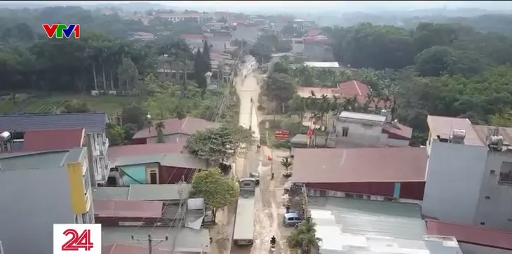 Hà Nội: Đường tỉnh lộ xuống cấp nghiêm trọng, chằng chịt ổ gà, ổ voi - Ảnh 7. Hà Nội: Đường tỉnh lộ xuống cấp nghiêm trọng, chằng chịt ổ gà, ổ voi - Ảnh 7.