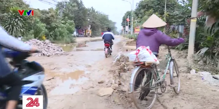 Hà Nội: Đường tỉnh lộ xuống cấp nghiêm trọng, chằng chịt ổ gà, ổ voi - Ảnh 1. Hà Nội: Đường tỉnh lộ xuống cấp nghiêm trọng, chằng chịt ổ gà, ổ voi - Ảnh 1.
