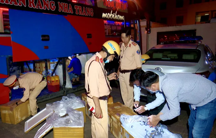 Bạc Liêu: Phát hiện nhiều phương tiện vận chuyển tôm chứa tạp chất - Ảnh 1. Bạc Liêu: Phát hiện nhiều phương tiện vận chuyển tôm chứa tạp chất - Ảnh 1.