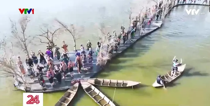 Trình diễn thời trang Tơ lụa - Con đường di sản chào mừng Festival Hoa Đà Lạt 2022 - Ảnh 2. Trình diễn thời trang Tơ lụa - Con đường di sản chào mừng Festival Hoa Đà Lạt 2022 - Ảnh 2.