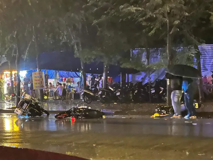 CSGT và hai người bị thương sau tai nạn liên hoàn tại TP Thủ Đức - Ảnh 1. CSGT và hai người bị thương sau tai nạn liên hoàn tại TP Thủ Đức - Ảnh 1.