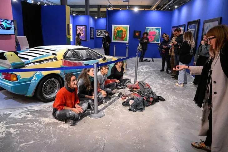 Người biểu tình tấn công tác phẩm nghệ thuật trị giá 59 triệu USD của danh họa Warhol - Ảnh 3. Người biểu tình tấn công tác phẩm nghệ thuật trị giá 59 triệu USD của danh họa Warhol - Ảnh 3.