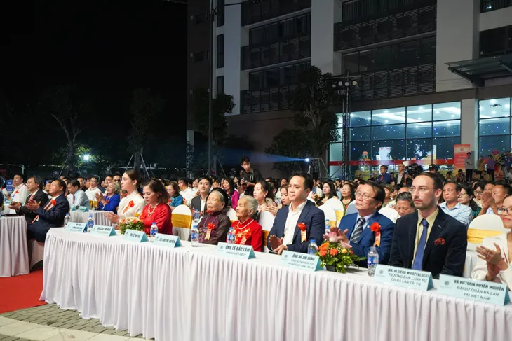 ĐH Đại Nam tổ chức Lễ Kỷ niệm 15 năm thành lập trường và chào mừng 40 năm ngày Nhà giáo Việt Nam - Ảnh 3. ĐH Đại Nam tổ chức Lễ Kỷ niệm 15 năm thành lập trường và chào mừng 40 năm ngày Nhà giáo Việt Nam - Ảnh 3.