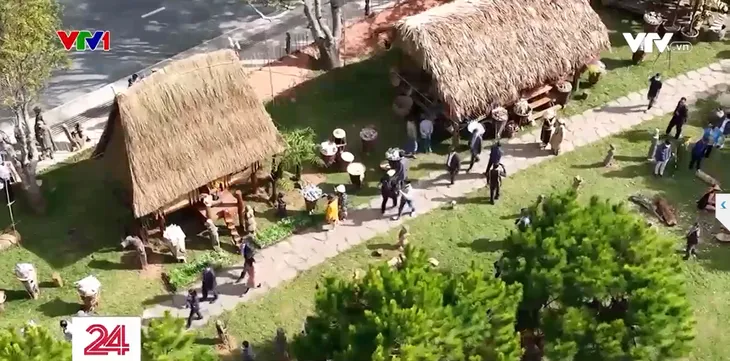Trình diễn thời trang Tơ lụa - Con đường di sản chào mừng Festival Hoa Đà Lạt 2022 - Ảnh 1. Trình diễn thời trang Tơ lụa - Con đường di sản chào mừng Festival Hoa Đà Lạt 2022 - Ảnh 1.