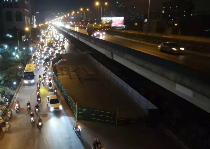 Xén dải phân cách để giảm ùn tắc đường Nguyễn Xiển - Ảnh 2. Xén dải phân cách để giảm ùn tắc đường Nguyễn Xiển - Ảnh 2.