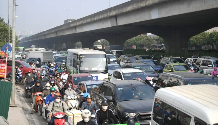 Xén dải phân cách để giảm ùn tắc đường Nguyễn Xiển - Ảnh 1. Xén dải phân cách để giảm ùn tắc đường Nguyễn Xiển - Ảnh 1.