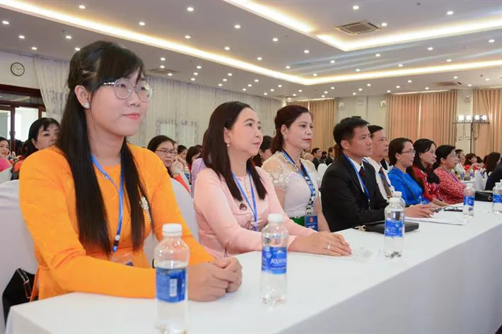 Bộ trưởng Nguyễn Kim Sơn gặp gỡ nhà giáo tiêu biểu kỷ niệm 40 năm ngày Nhà giáo Việt Nam - Ảnh 2. Bộ trưởng Nguyễn Kim Sơn gặp gỡ nhà giáo tiêu biểu kỷ niệm 40 năm ngày Nhà giáo Việt Nam - Ảnh 2.