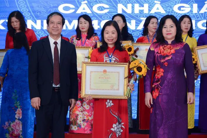 Bộ trưởng Nguyễn Kim Sơn gặp gỡ nhà giáo tiêu biểu kỷ niệm 40 năm ngày Nhà giáo Việt Nam - Ảnh 3. Bộ trưởng Nguyễn Kim Sơn gặp gỡ nhà giáo tiêu biểu kỷ niệm 40 năm ngày Nhà giáo Việt Nam - Ảnh 3.
