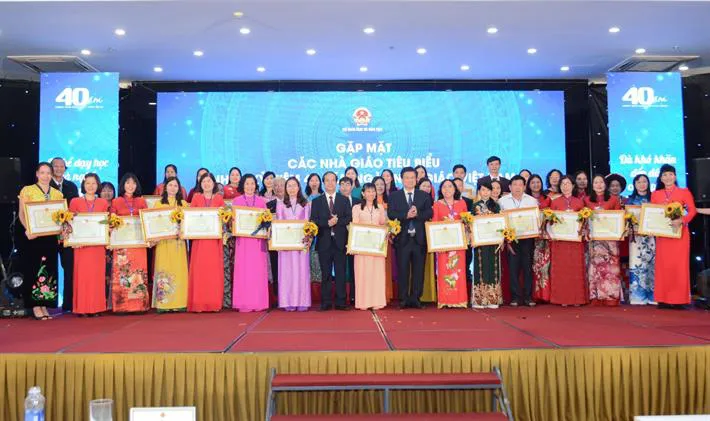 Bộ trưởng Nguyễn Kim Sơn gặp gỡ nhà giáo tiêu biểu kỷ niệm 40 năm ngày Nhà giáo Việt Nam - Ảnh 4. Bộ trưởng Nguyễn Kim Sơn gặp gỡ nhà giáo tiêu biểu kỷ niệm 40 năm ngày Nhà giáo Việt Nam - Ảnh 4.