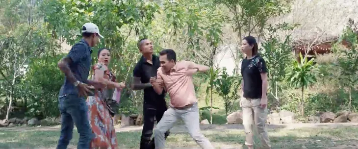 Thông gia ngõ hẹp - Tập 19: Bà Hồng cô đơn, lạc lõng khi gia đình ông Phúc quây quần đông vui - Ảnh 44. Thông gia ngõ hẹp - Tập 19: Bà Hồng cô đơn, lạc lõng khi gia đình ông Phúc quây quần đông vui - Ảnh 44.