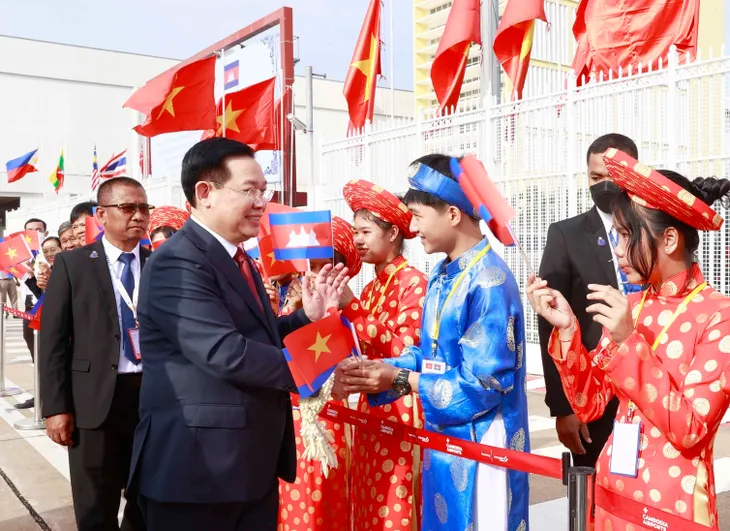 Chủ tịch Quốc hội bắt đầu thăm chính thức Campuchia và dự AIPA-43 - Ảnh 8. Chủ tịch Quốc hội bắt đầu thăm chính thức Campuchia và dự AIPA-43 - Ảnh 8.