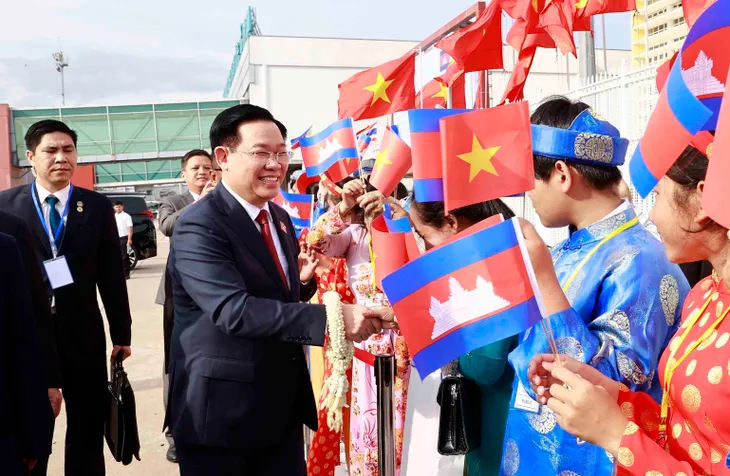 Chủ tịch Quốc hội bắt đầu thăm chính thức Campuchia và dự AIPA-43 - Ảnh 7. Chủ tịch Quốc hội bắt đầu thăm chính thức Campuchia và dự AIPA-43 - Ảnh 7.