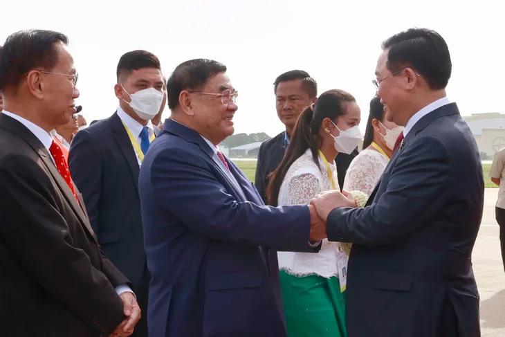 Chủ tịch Quốc hội bắt đầu thăm chính thức Campuchia và dự AIPA-43 - Ảnh 4. Chủ tịch Quốc hội bắt đầu thăm chính thức Campuchia và dự AIPA-43 - Ảnh 4.