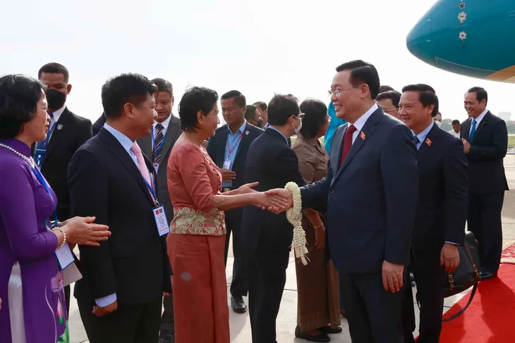 Chủ tịch Quốc hội bắt đầu thăm chính thức Campuchia và dự AIPA-43 - Ảnh 3. Chủ tịch Quốc hội bắt đầu thăm chính thức Campuchia và dự AIPA-43 - Ảnh 3.
