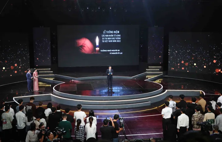 Người bạn đường 2022: Khi nỗi ám ảnh không chỉ với nạn nhân... - Ảnh 1. Người bạn đường 2022: Khi nỗi ám ảnh không chỉ với nạn nhân... - Ảnh 1.