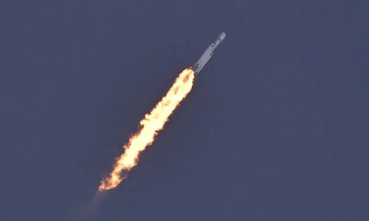 SpaceX tái khởi động sứ mệnh của tên lửa Falcon Heavy - Ảnh 1.