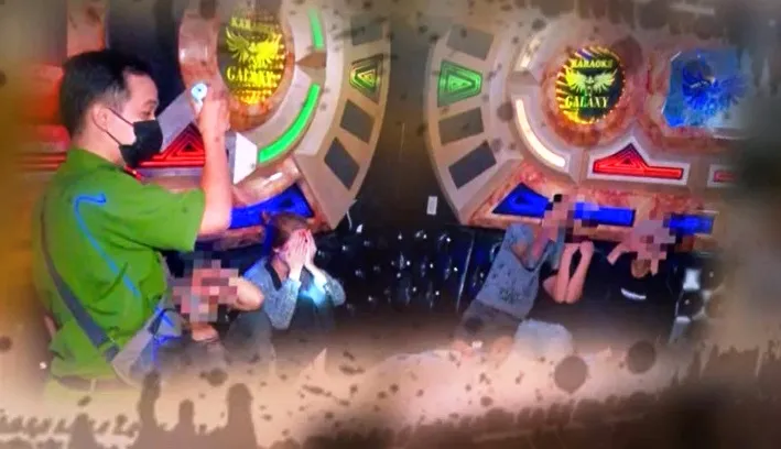 Hàng chục người sử dụng ma túy trong quán karaoke - Ảnh 1. Hàng chục người sử dụng ma túy trong quán karaoke - Ảnh 1.