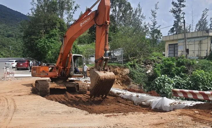 Đà Nẵng: Sớm khắc phục tuyến đường lên bán đảo Sơn Trà bị sạt lở - Ảnh 2. Đà Nẵng: Sớm khắc phục tuyến đường lên bán đảo Sơn Trà bị sạt lở - Ảnh 2.