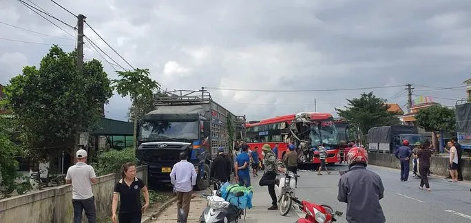 Tai nạn liên hoàn giữa 2 xe khách với 1 xe tải, nhiều người thương vong - Ảnh 1. Tai nạn liên hoàn giữa 2 xe khách với 1 xe tải, nhiều người thương vong - Ảnh 1.