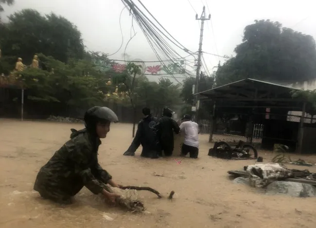Mưa lớn, nhiều khu vực ở TP Quy Nhơn bị ngập sâu - Ảnh 2.