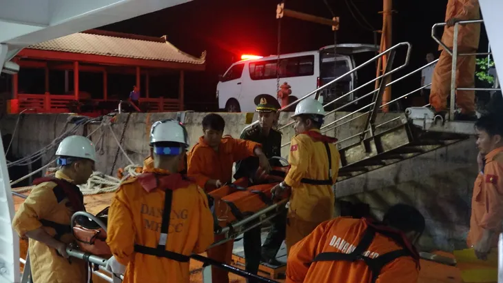 Kịp thời cứu thuyền viên tàu nước ngoài gặp nạn trên biển - Ảnh 2. Kịp thời cứu thuyền viên tàu nước ngoài gặp nạn trên biển - Ảnh 2.