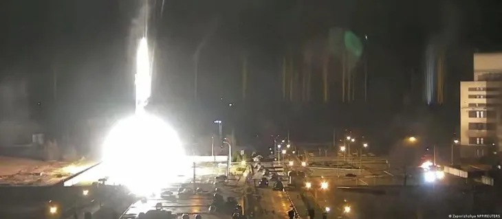 Pháo kích rung chuyển nhà máy hạt nhân Zaporizhzhia - Ảnh 1. Pháo kích rung chuyển nhà máy hạt nhân Zaporizhzhia - Ảnh 1.