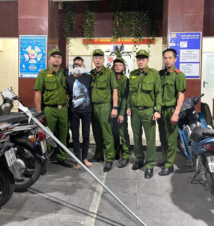Bắt giữ các đối tượng mang theo hung khí gây mất an ninh trật tự trong đêm - Ảnh 1. Bắt giữ các đối tượng mang theo hung khí gây mất an ninh trật tự trong đêm - Ảnh 1.