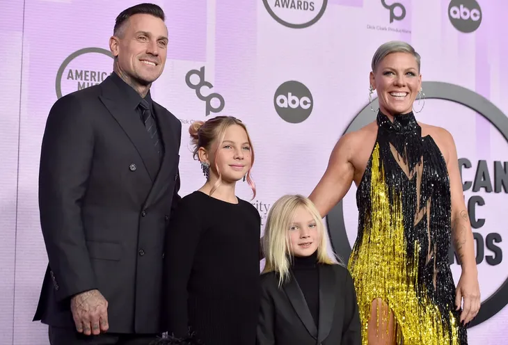 Thảm đỏ AMAs 2022: Gia đình Pink nổi bật, Kim Petras gợi nhớ đến Britney Spears - Ảnh 1. Thảm đỏ AMAs 2022: Gia đình Pink nổi bật, Kim Petras gợi nhớ đến Britney Spears - Ảnh 1.