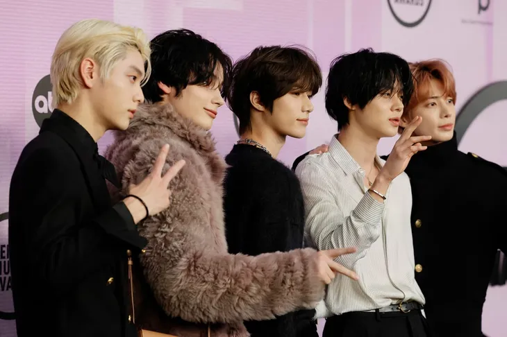 Thảm đỏ AMAs 2022: Gia đình Pink nổi bật, Kim Petras gợi nhớ đến Britney Spears - Ảnh 3. Thảm đỏ AMAs 2022: Gia đình Pink nổi bật, Kim Petras gợi nhớ đến Britney Spears - Ảnh 3.